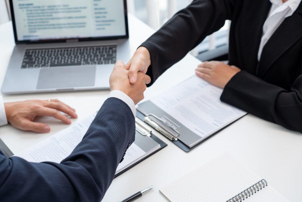 握手をしている